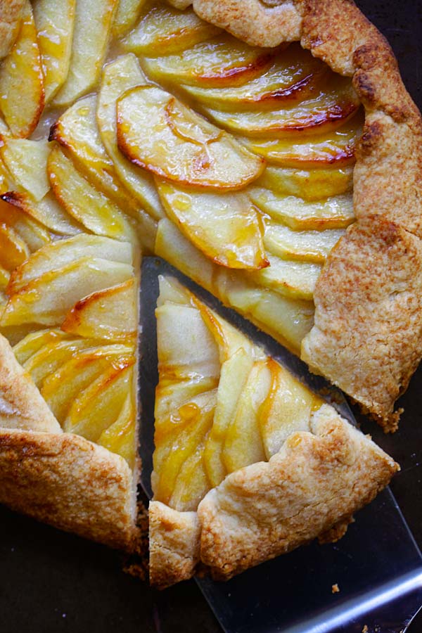 Scalloped apple slices in a fruit tart.