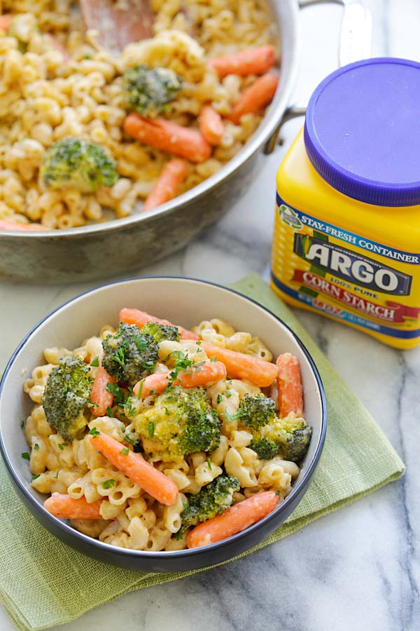 Skillet mac and cheese loaded with healthy broccoli and carrots in a plate, ready to serve.