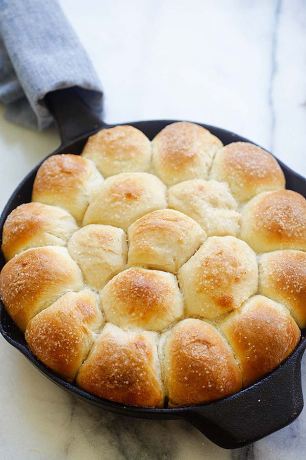 Easy and quick cast-iron skillet plain dinner rolls baked in oven.