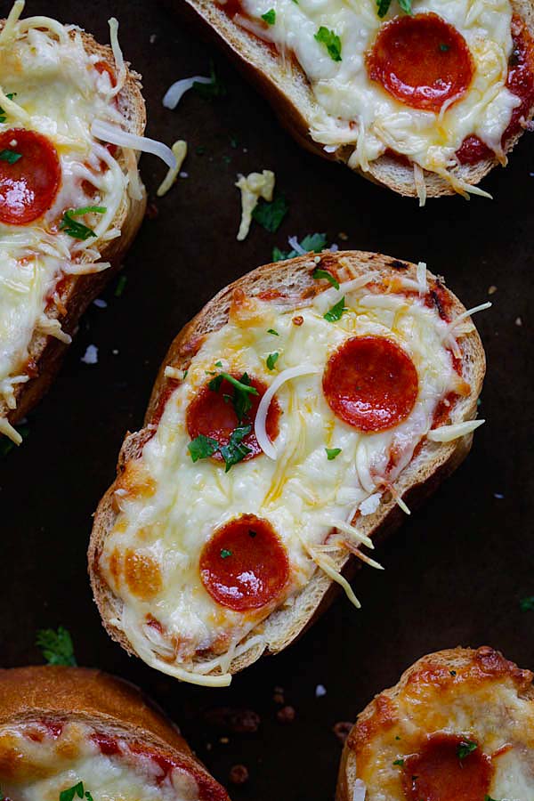 Texas Toast Garlic Bread Pizza - loaded with pizza sauce, mozzarella cheese and pepperoni, these addictive garlic bread pizza is a party favorite | rasamalaysia.com