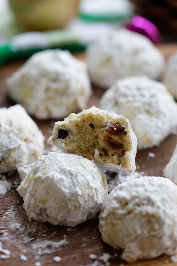 Chocolate Snowballs - Sugar-covered chocolate chips and pecan cookies. Buttery, crunchy, sweet, the best cookies for the season | rasamalaysia.com