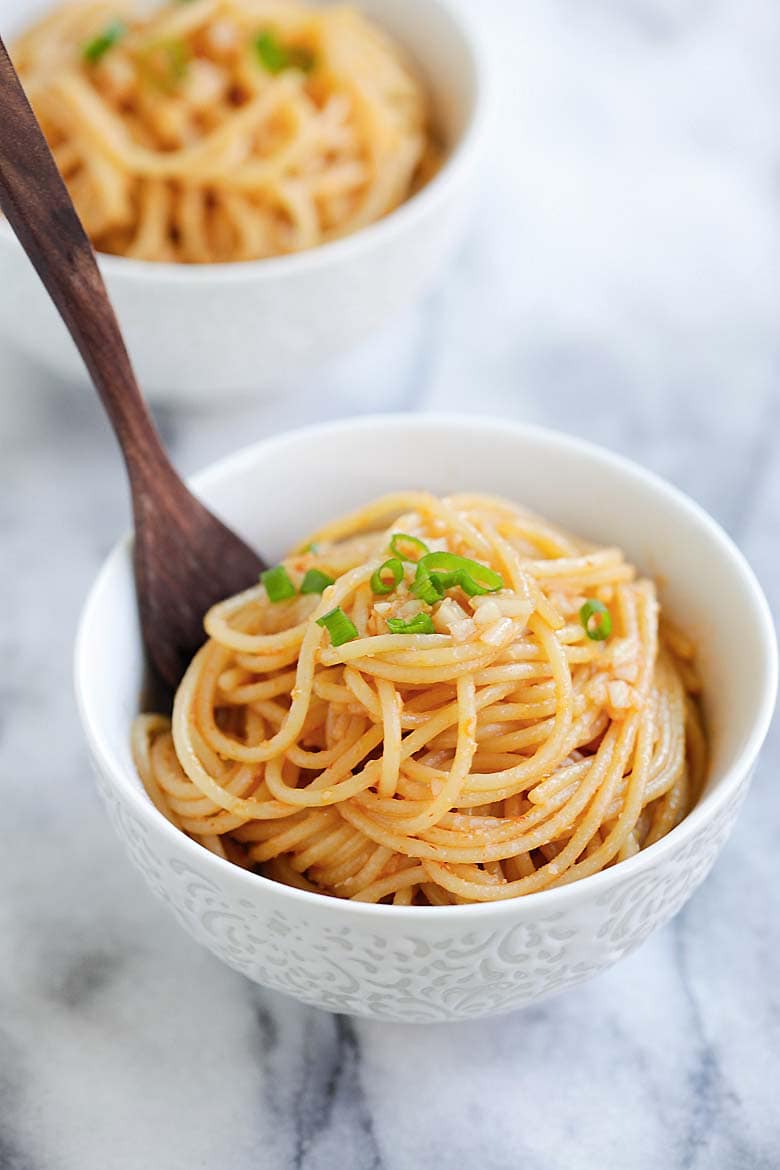 Easy and delicious Garlic Sriracha Noodles, ready to serve.