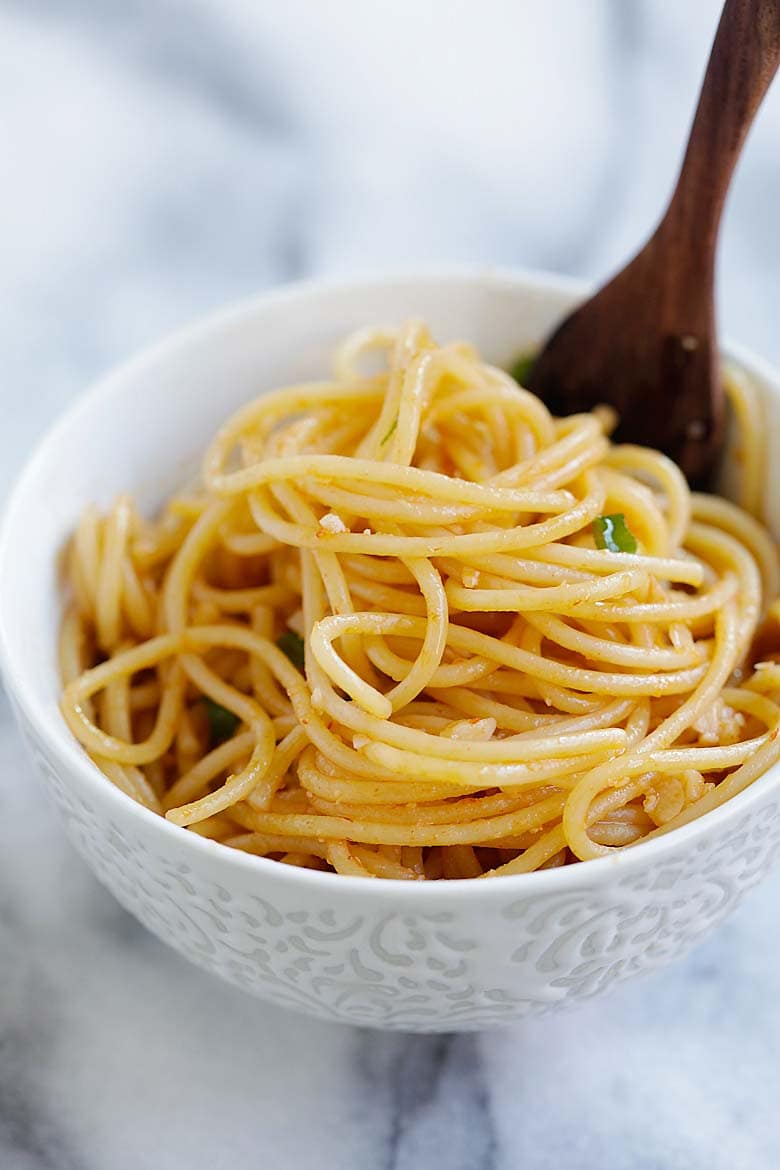 Easy and quick homemade garlic noodles with Sriracha, in a bowl.