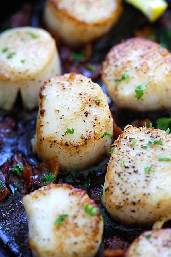 Close up easy delicious seared scallops with crispy bacon bits.
