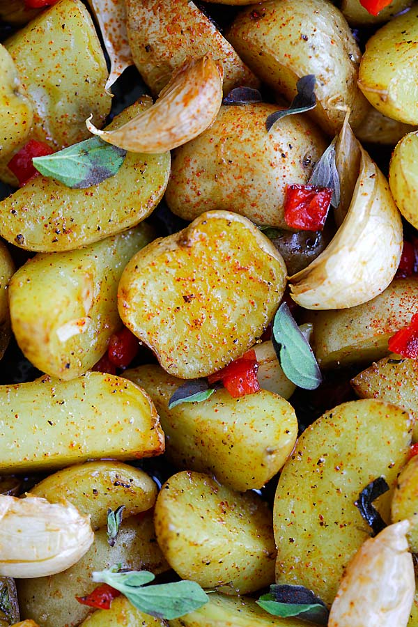 Easy and quick homemade roasted potatoes with garlic, oregano, olive oil and red bell peppers.