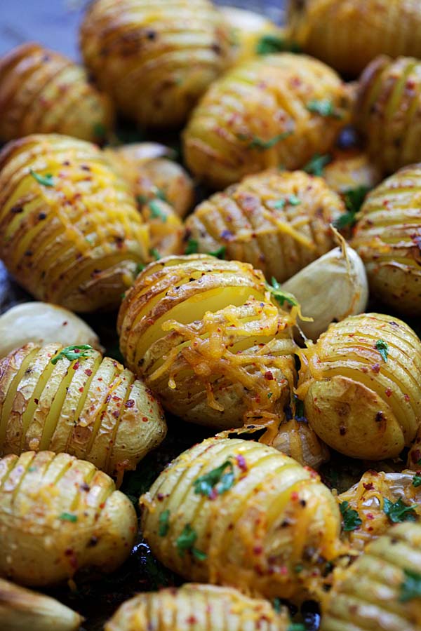 Easy and healthy homemade garlic roasted potatoes with chili flakes.