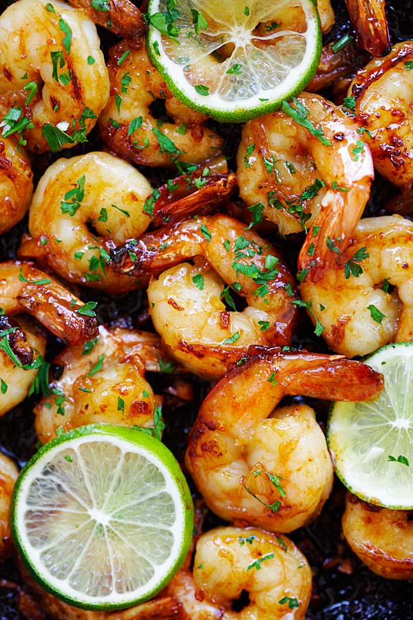 Easy skillet shrimp with fresh lime, ready to serve.