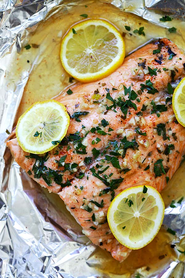 Easy and delicious foil-wrapped salmon recipe with delicious salmon in garlic lemon butter sauce.