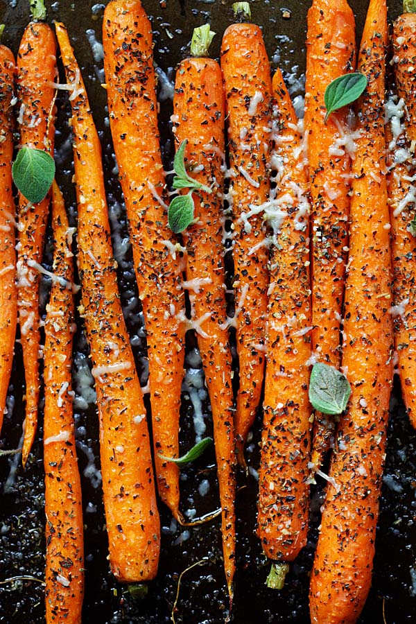 Easy and quick Italian roasted carrots ready to serve.