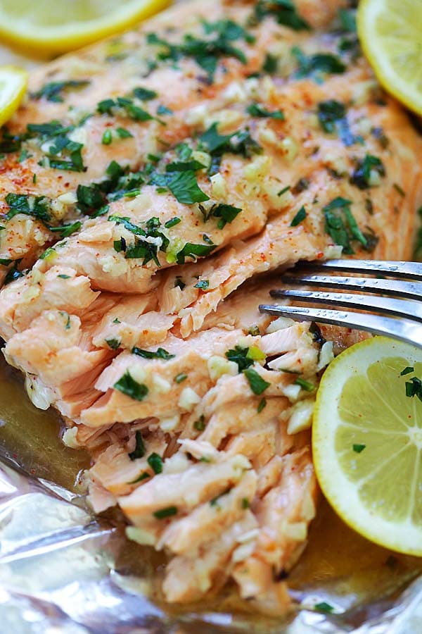 Easy and healthy foil-wrapped baked flaky salmon with garlic lemon butter sauce marinade.