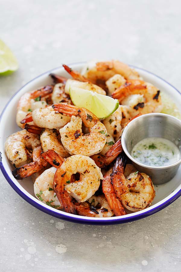 Easy shrimp recipe with garlic, butter and lime juice served in a plate.