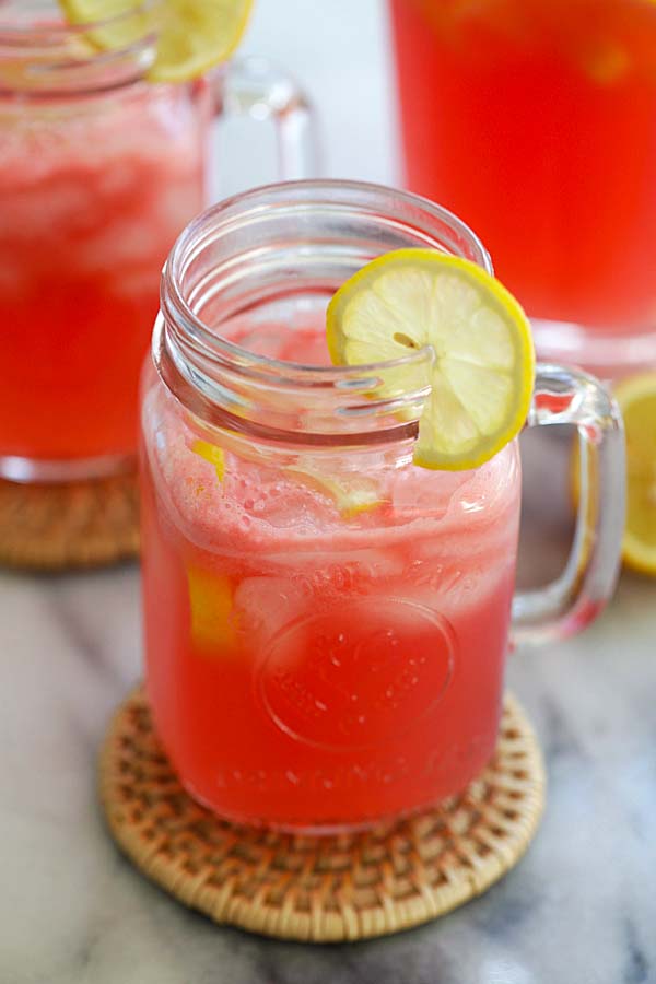 Easy and quick sparkling watermelon lemonade juice served in jar glasses.