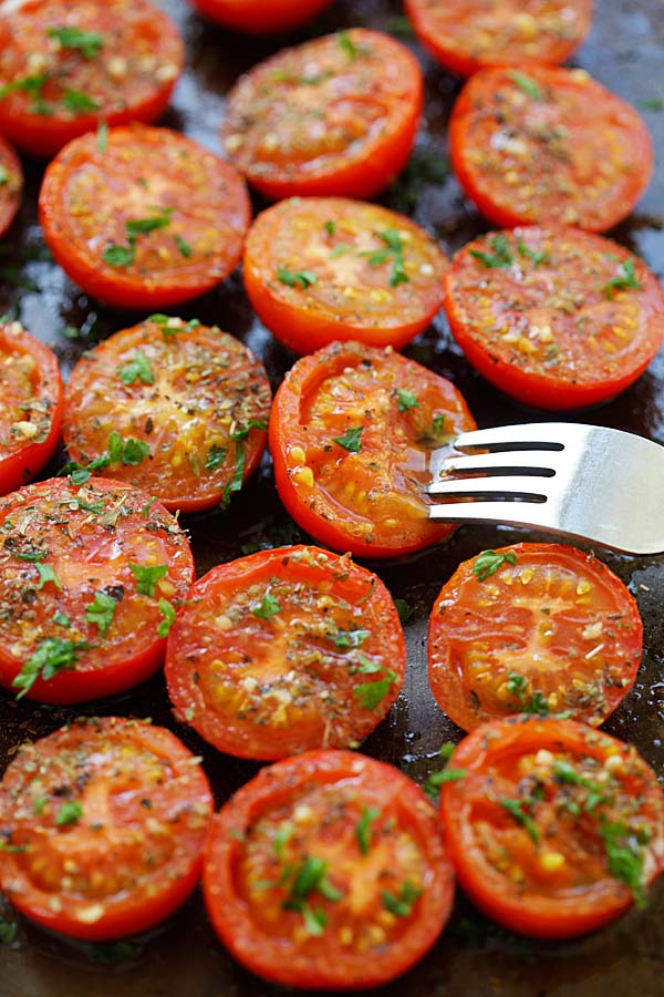 Easiest and best roasted tomatoes recipe with Italian seasoning and herb.