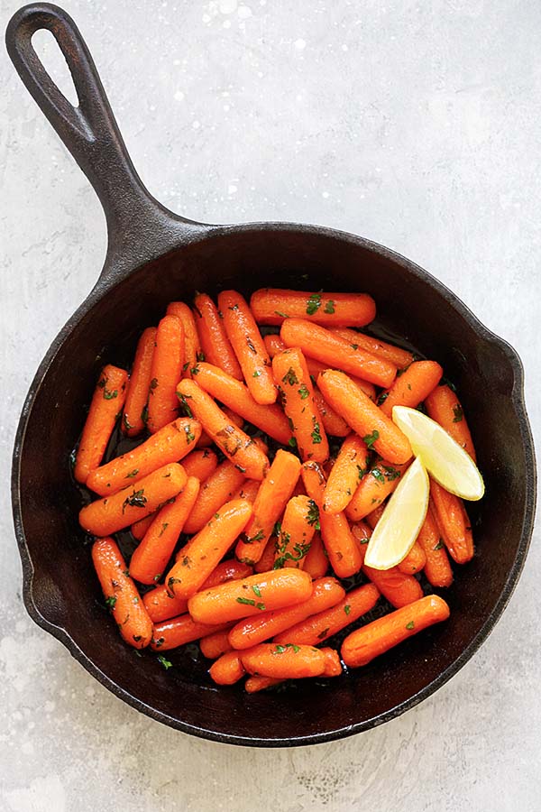 Easy and quick honey sriracha roasted carrots in a sweet and spicy honey sriracha glaze.