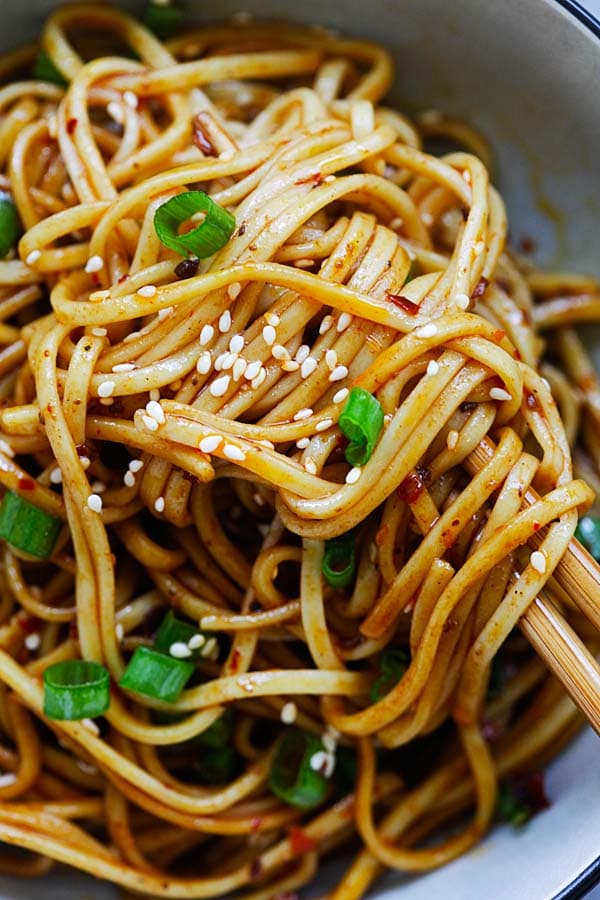 Easy cold Szechuan noodles in a spicy, savory and numbing Sichuan sauce, ready to serve.