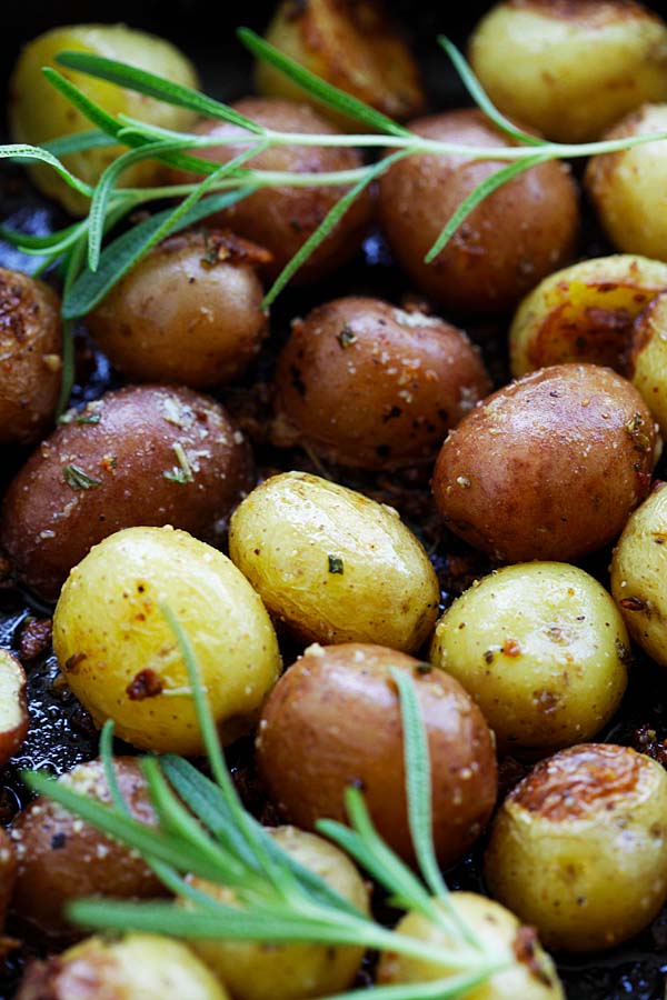 Easy and delicious homemade roasted potatoes with garlic, rosemary and butter.