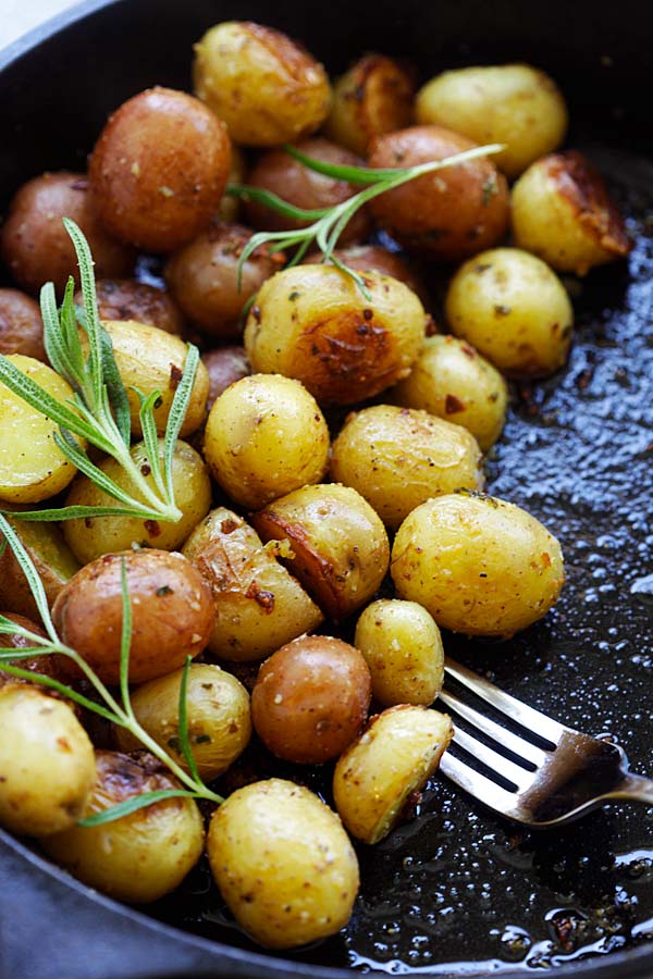 Easy and quick rosemary roasted potatoes with garlic, rosemary and butter.