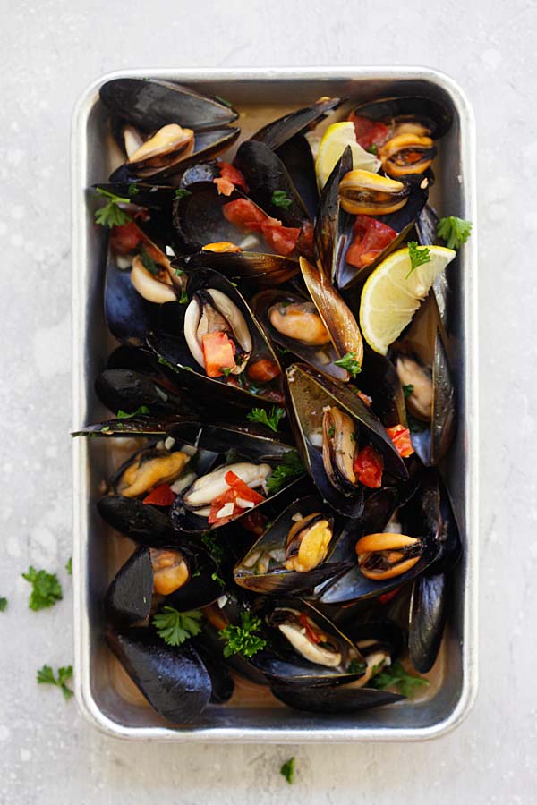 Steamed Mussels with easy ingredients in a baking tray.