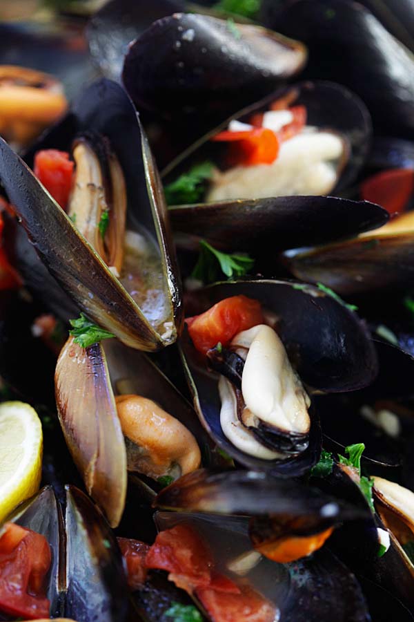 Easy and quick steamed mussels, served in a baking tray.