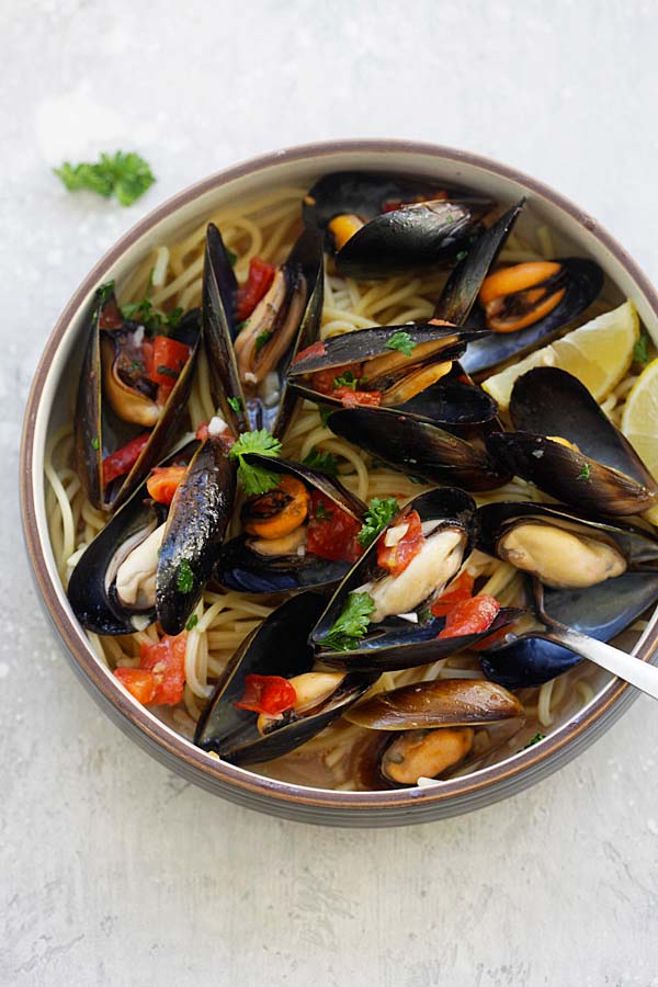 Steamed Mussels on top of spaghetti pasta, ready to serve.