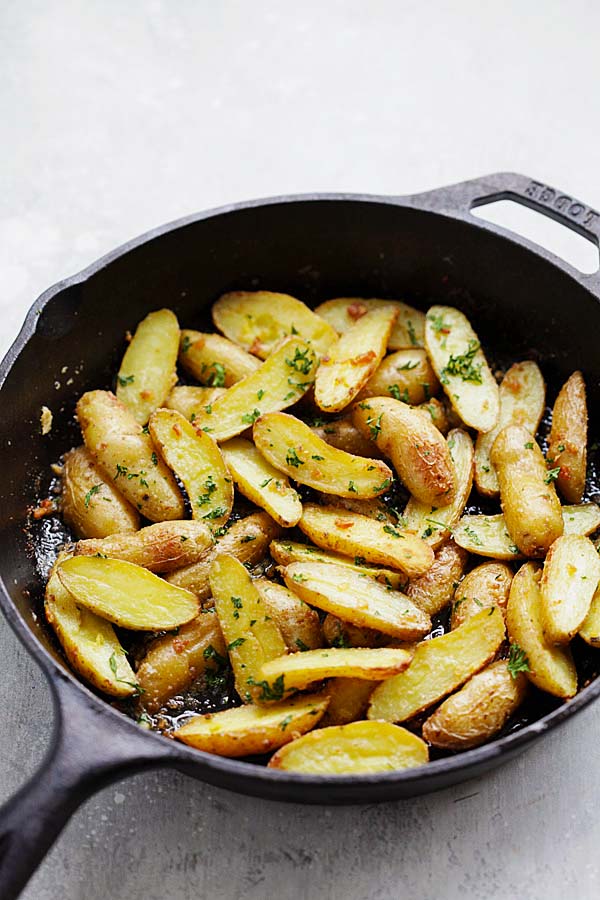 Roasted Fingerling Potatoes with butter, crispy garlic and parsley. This is the best roasted potatoes recipe ever with only 5 ingredients and takes 30 mins.