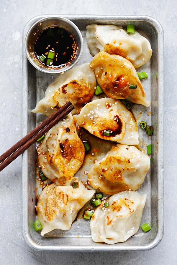 Easy Chinese dumplings with ground chicken and vegetables.
