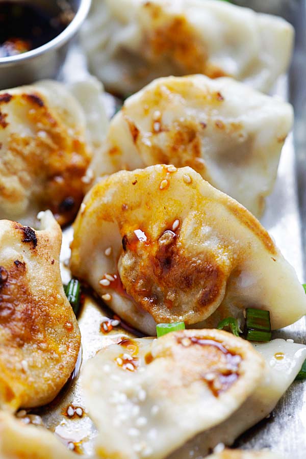Easy and delicious Chinese dumplings with ground chicken and vegetables.