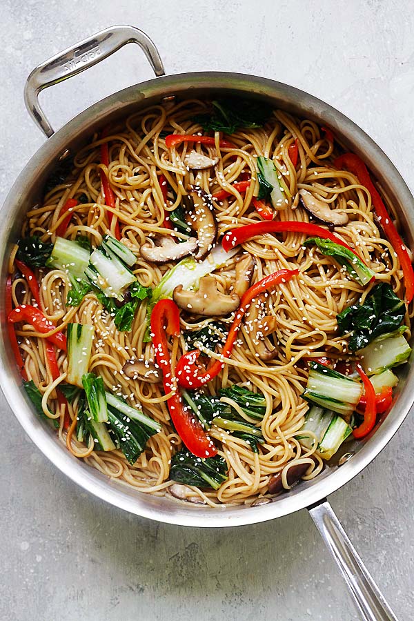 Vegetable lo mein with healthy ingredients.