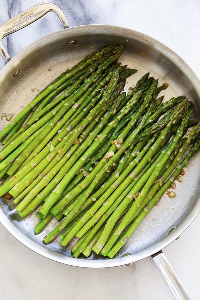 Receta de espárragos salteados con ajo, mantequilla y limón.