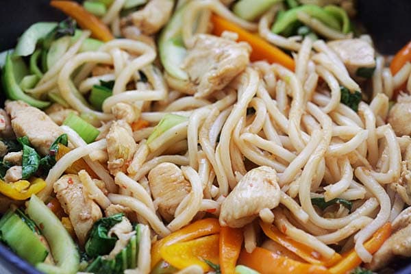 Stir-Fry Chicken with Udon in a pan.