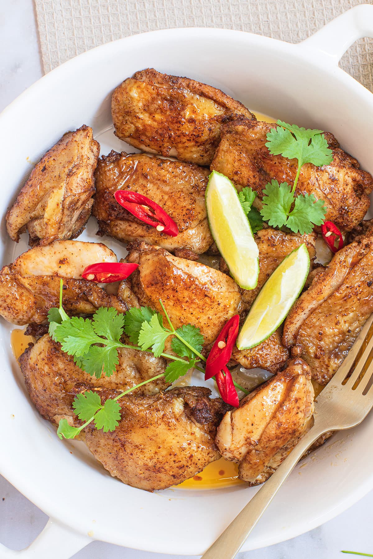 Bir çift yemek çubuğuyla toplanan ev yapımı Asya Beş Baharatlı Tavuk.