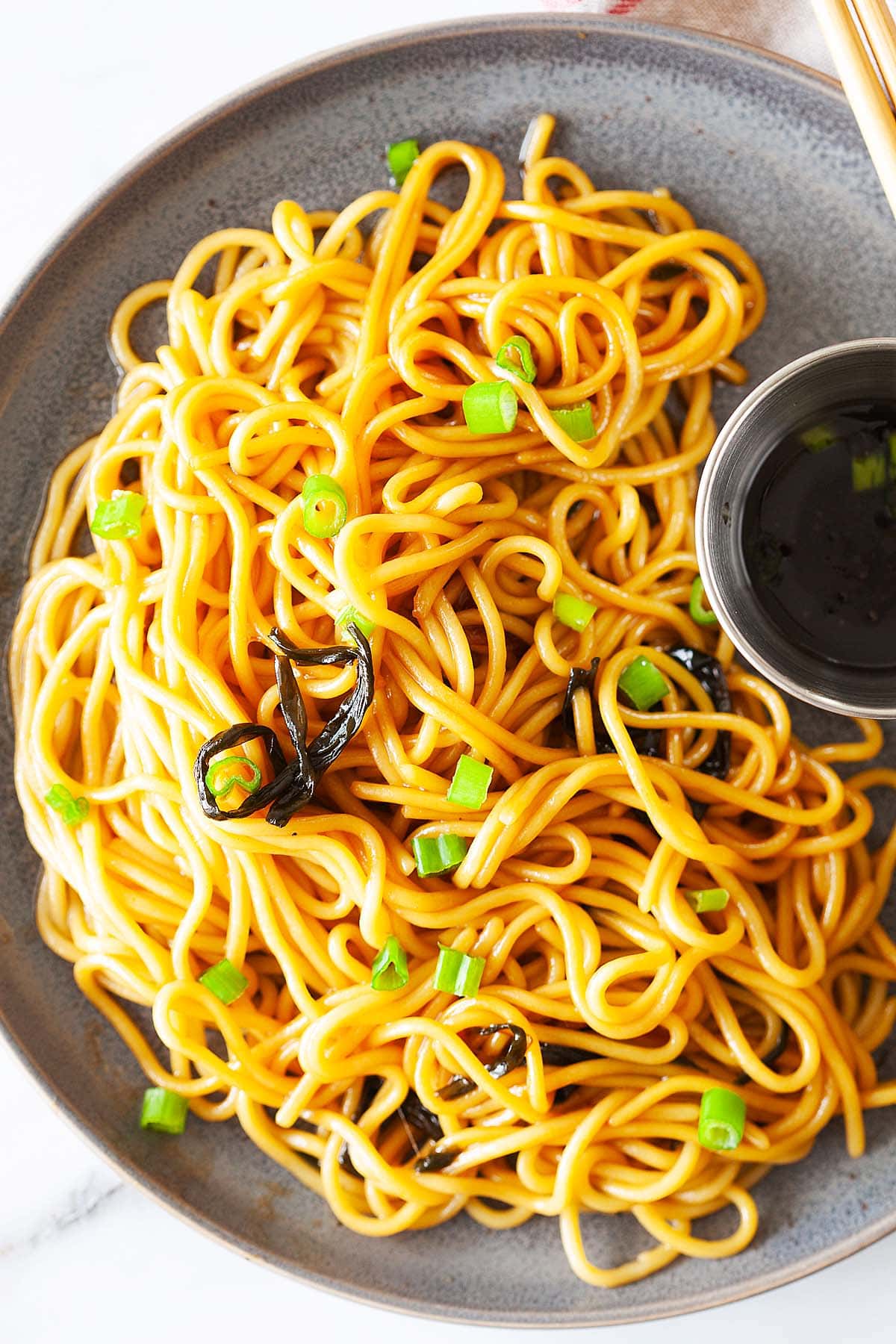 Scallion oil noodles recipe with scallions, fresh noodles and soy sauce.