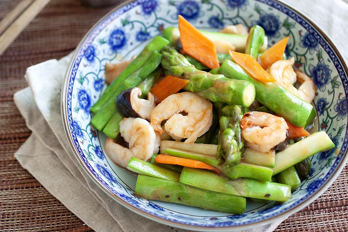 Shrimp and asparagus stir fry Chinese style. 