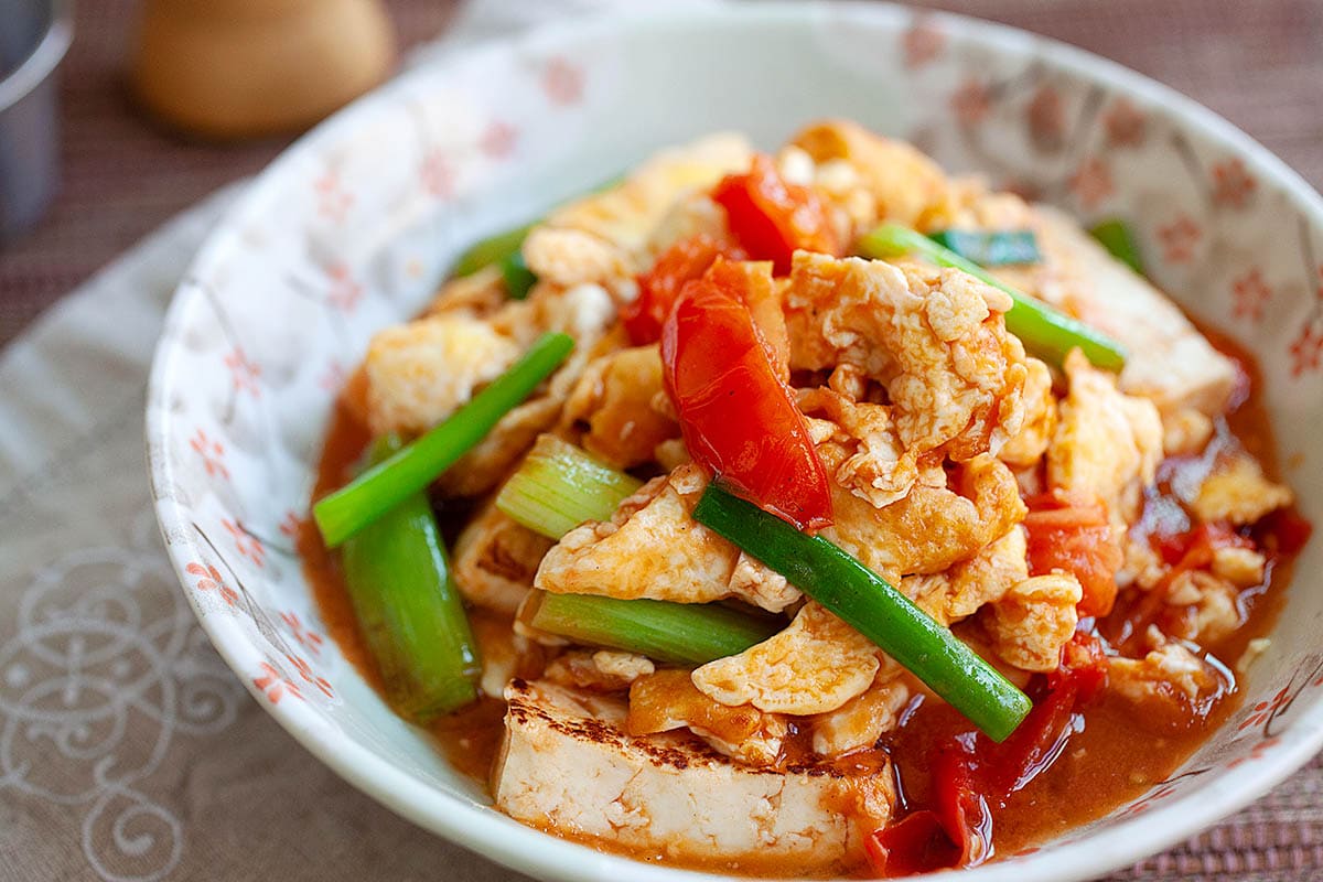 Tomate eggs with tofu served on a plate. 