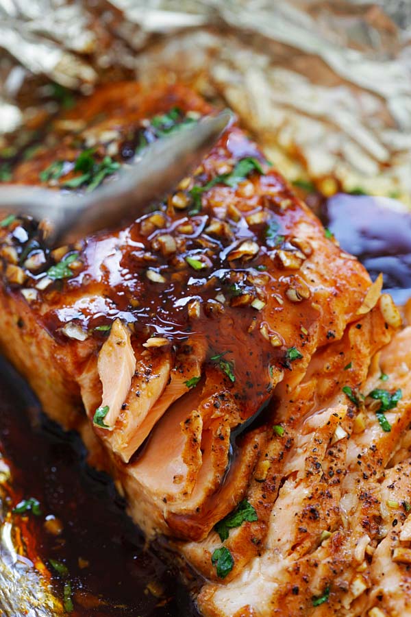 Homemade foil baked salmon recipe with garlic sriracha sauce close up.