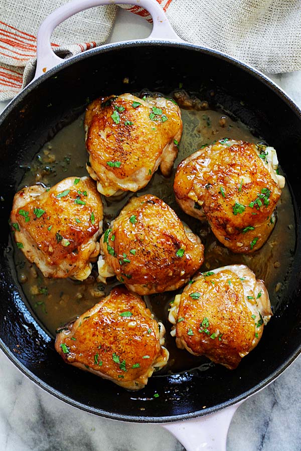 Easy and quick garlic chicken recipe with brown sugar in a skillet.