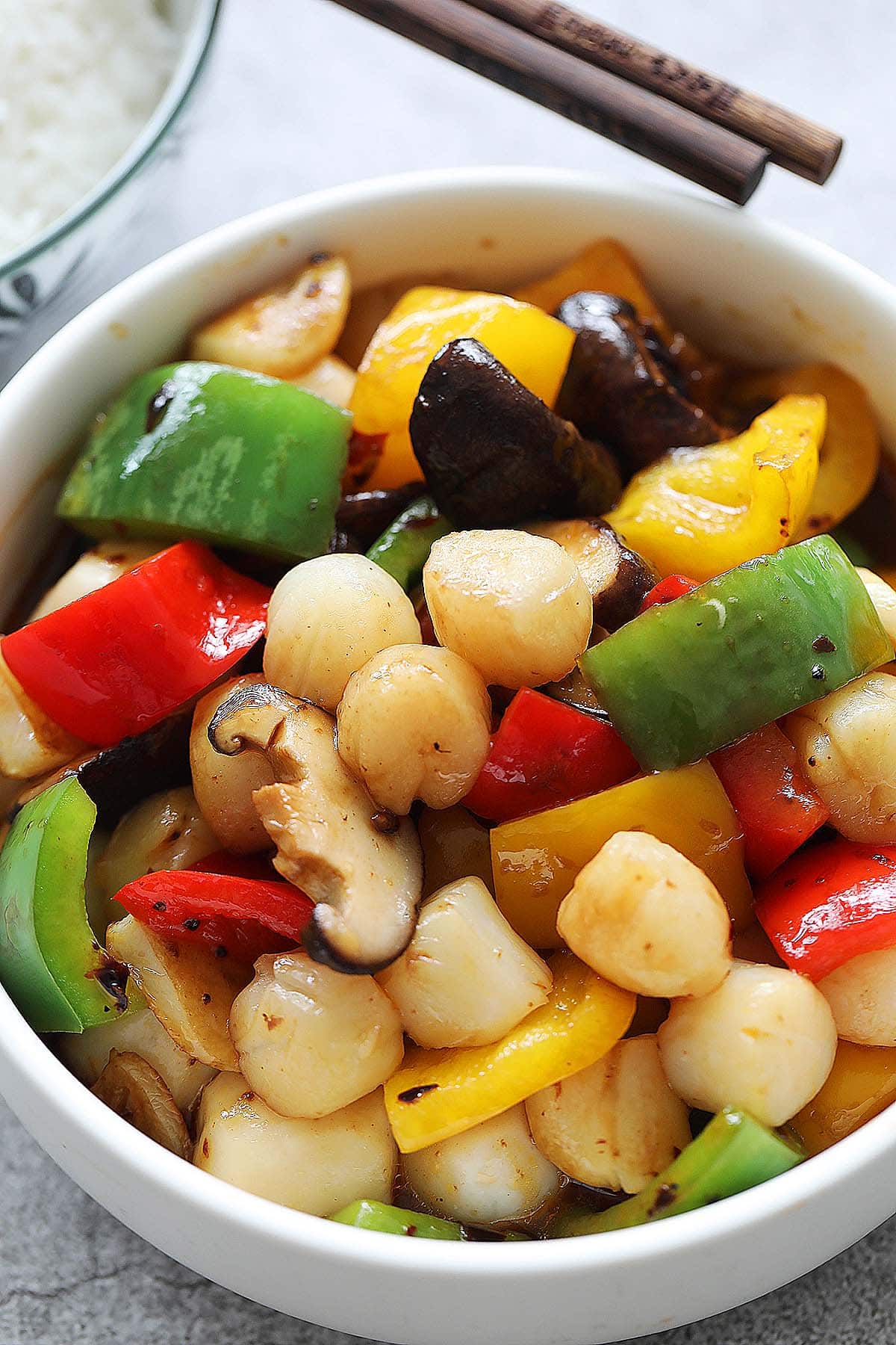 Succulent scallops stir fry with bell peppers and mushroom in spicy sauce. 