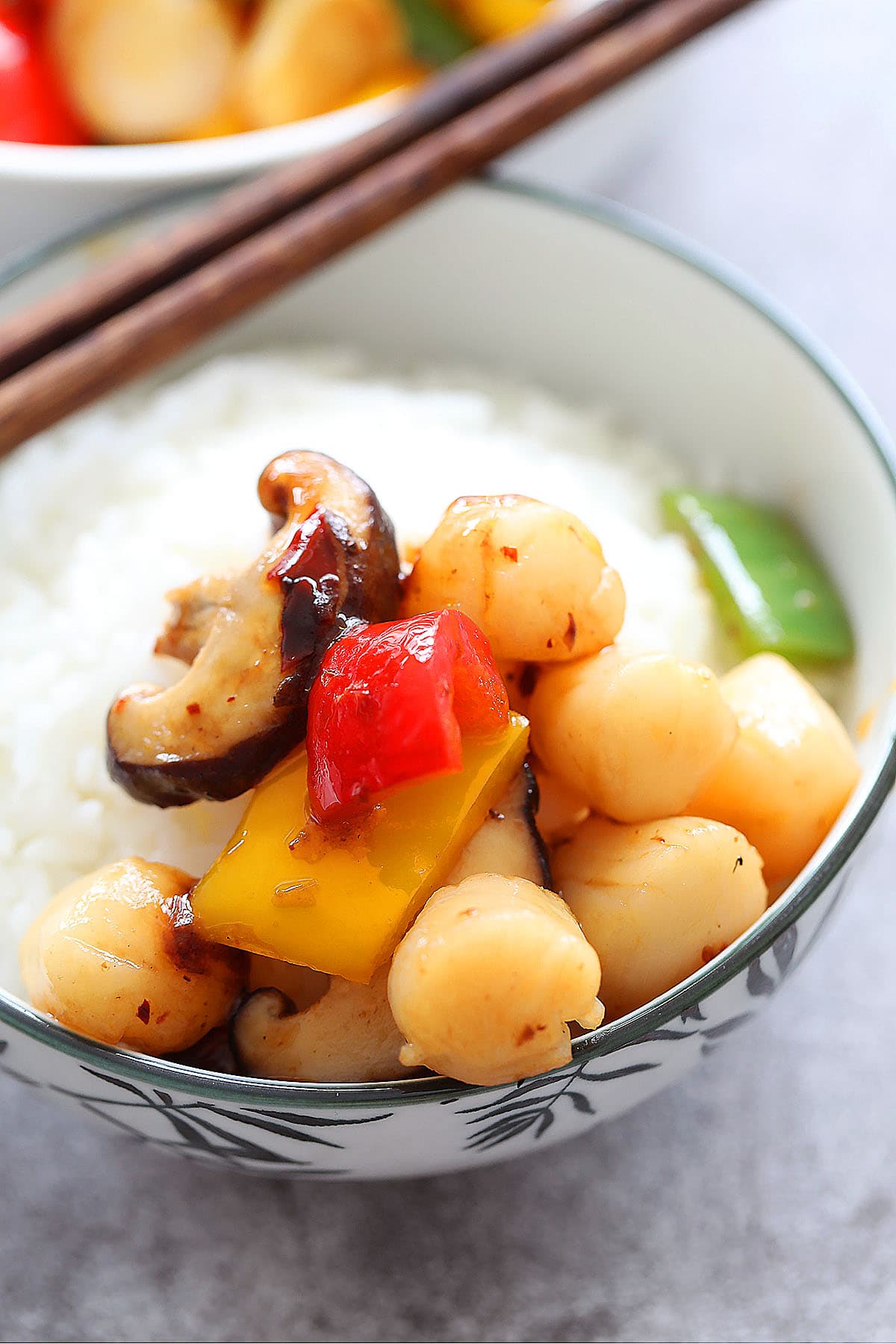 Steamed rice with succulent and perfectly cooked Chinese scallops. 