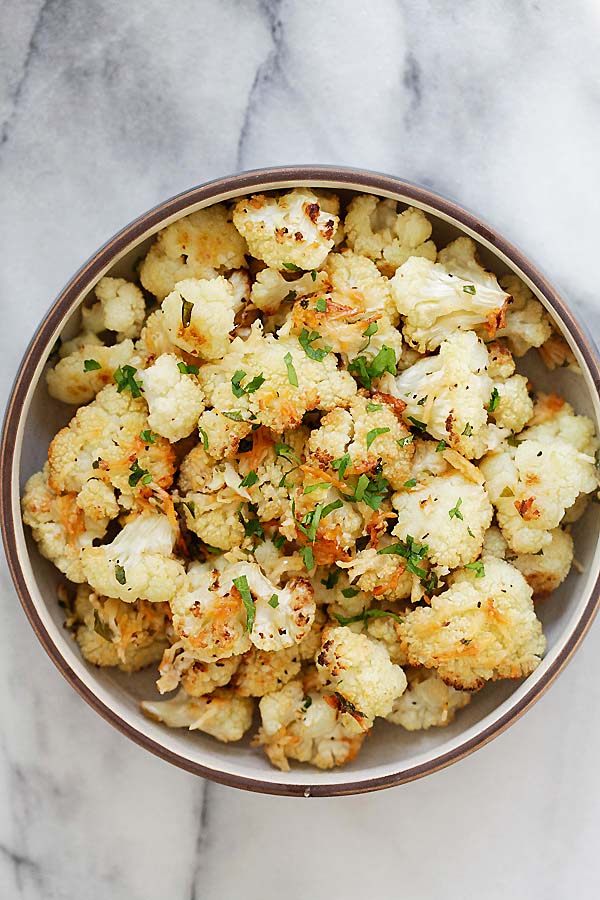 Easy healthy homemade garlic Parmesan roasted cauliflower serve in a plate.