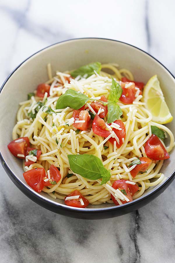 Spaghetti al limone-basilico fatti con salsa di limone, basilico fresco e parmigiano.