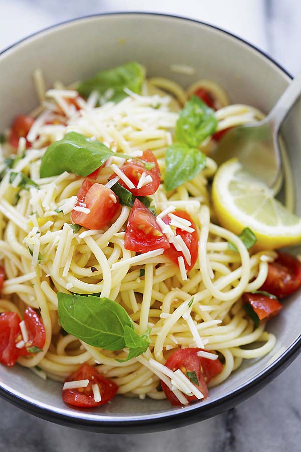 Pâtes à spaghetti citron-basilic dans une assiette, prêtes à servir.