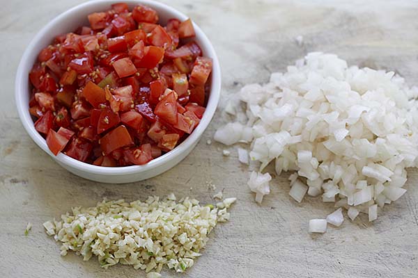 Ingredients for one-pan pasta: tomatoes, garlic and onion