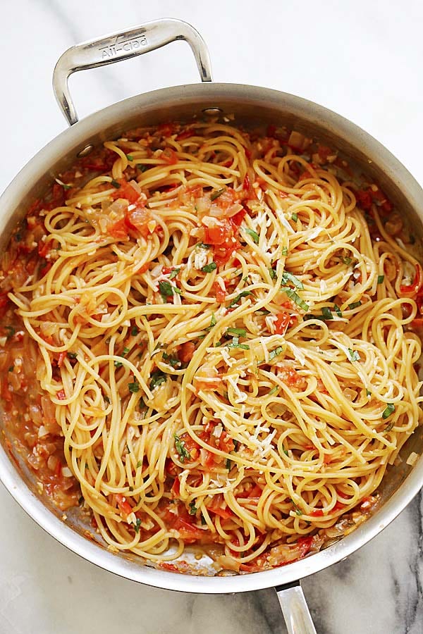 One-Pan Pasta - Quick and easy pasta recipe that takes 20 minutes to make. Throw all the ingredients in the pan and dinner is ready for the entire family!