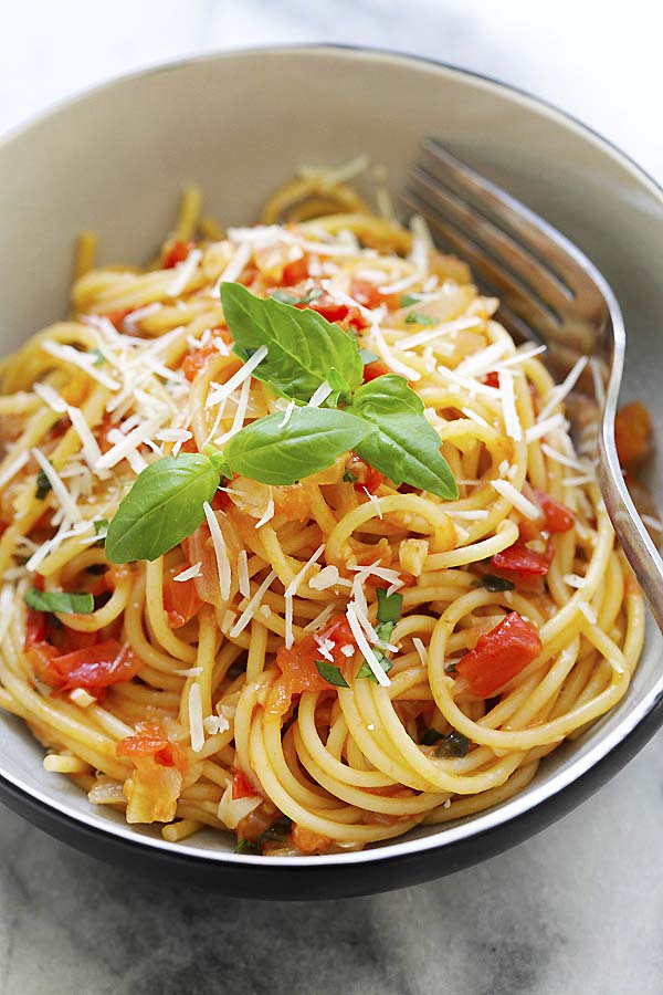 Spaghetti cooked in one pot, with tomato sauce.