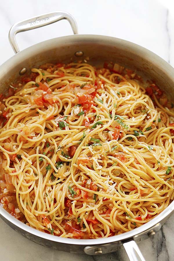 One pot easy Italian pasta recipe with tomatoes, onions and garlic.