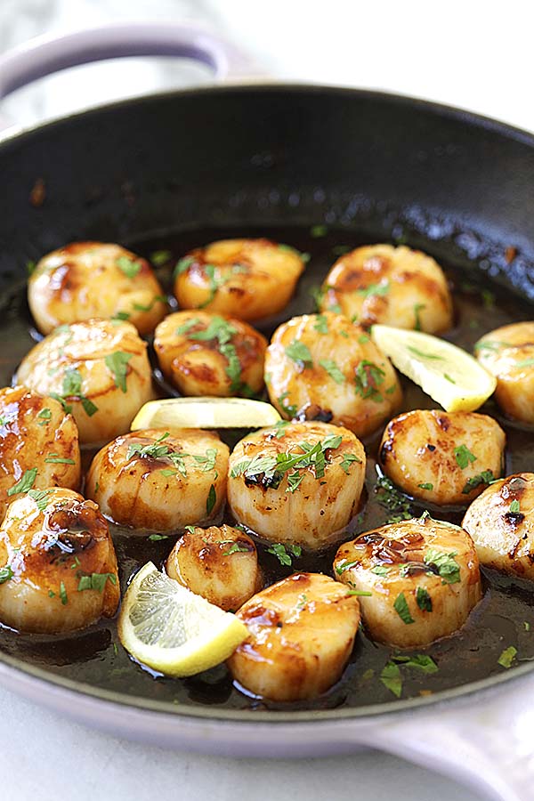Honey Sriracha Scallops - outrageously delicious scallops in sticky sweet, savory and mildly spicy honey Sriracha sauce. Every bite is bursting with fresh and juicy goodness.
