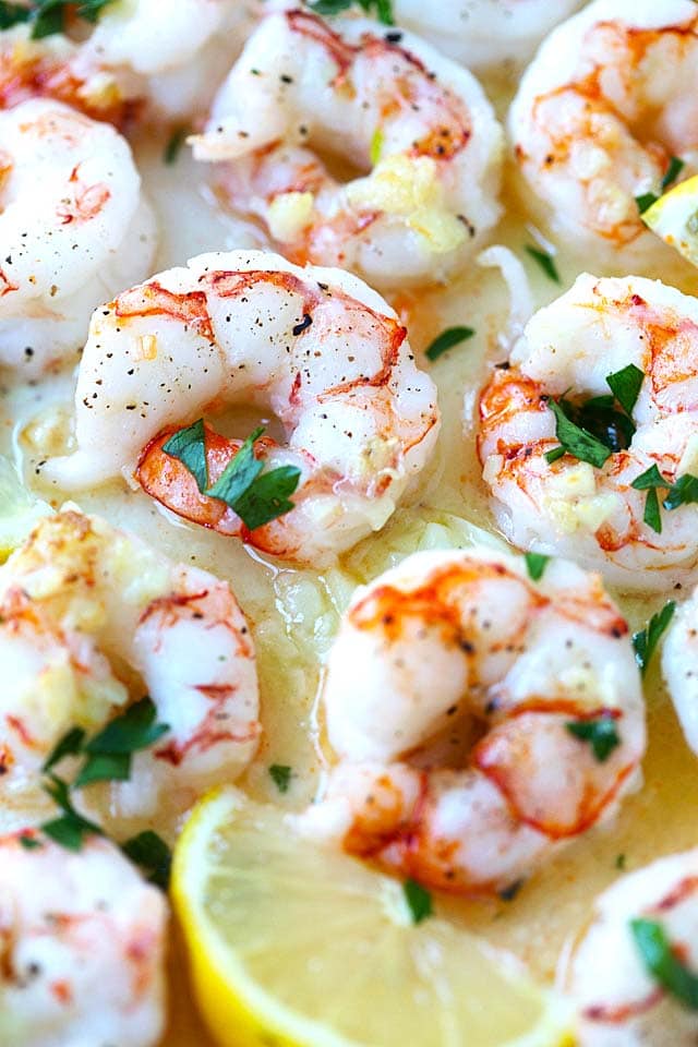 Easy and quick broiled shrimp with garlic and butter, ready to eat.