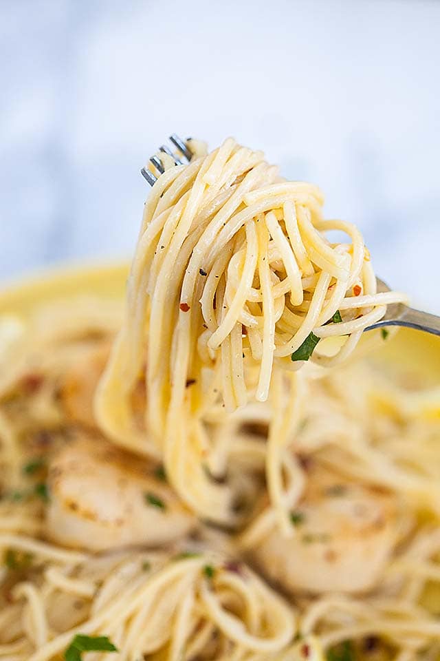 Delicious homemade white wine spaghetti pasta with creamy scallops recipe.