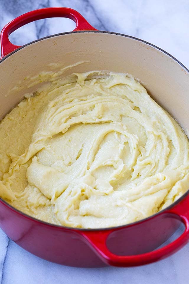 How to make mashed potatoes? Homemade mashed potatoes with heavy cream, butter, yukon gold potatoes and salt.