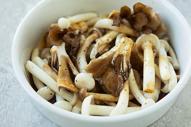 Sesame and soy sauce mushrooms in a bowl.